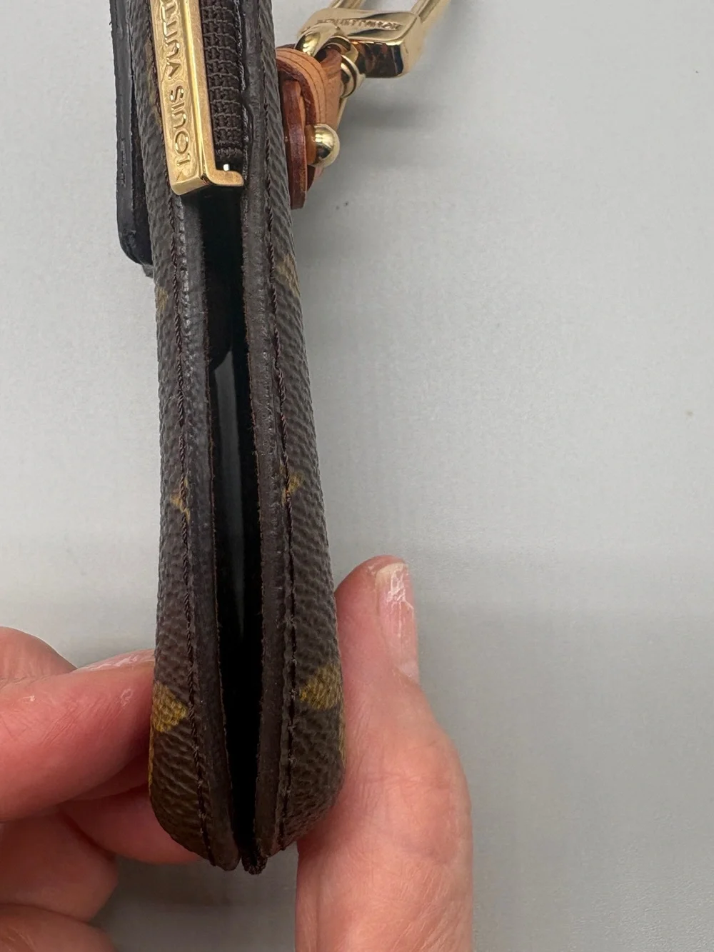 Louis Vuitton Monogram Canvas Etui Téléphone International (Model M63064).